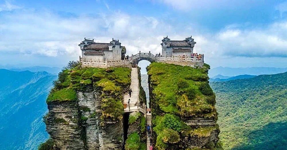 梵净山，是黔南灵山，是生态王国，是风景胜地，是一方净土