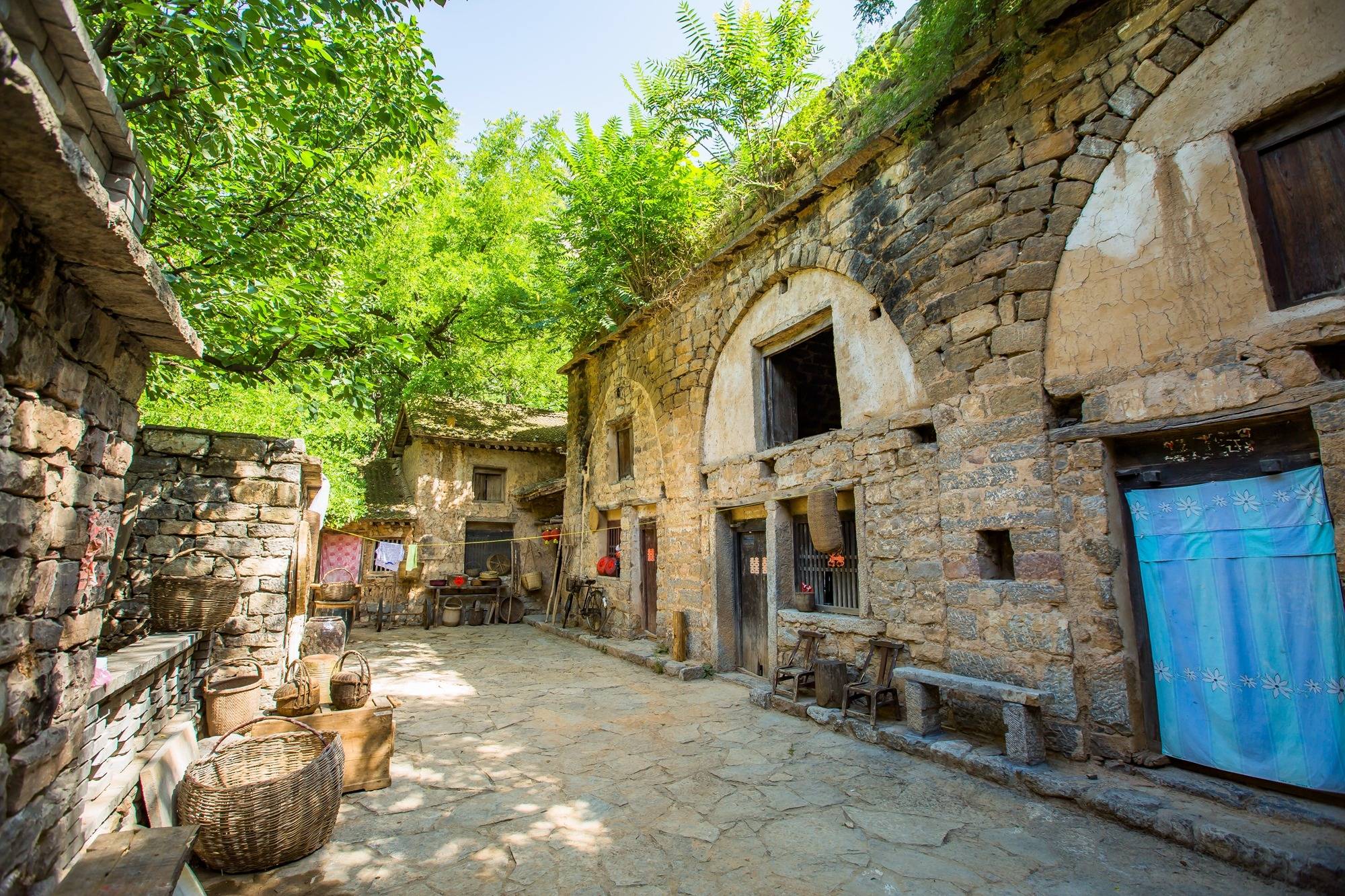 山西临汾塔尔坡古村落,历史悠久,这里有充满乡土气息的民俗风情_窑洞_民居_丘山