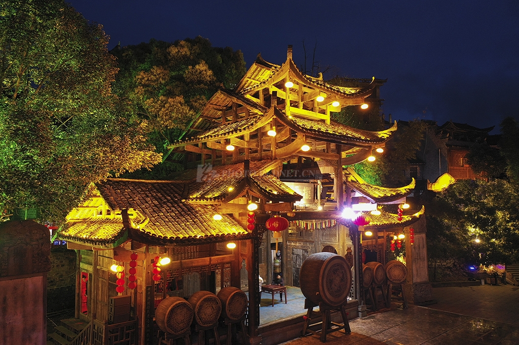 芙蓉镇正式开园 夜灯全开夜色璀璨_红图_湖南红网新闻频道