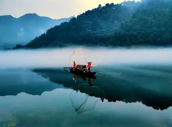 山水画卷 ，湖南郴州相见5天纯玩团！【5月13号发班】高椅岭、小东江、仰天湖、五指峰、苏仙岭五日游。报名费：  60岁以下2999元/人，60-64岁2889元/人，65岁-69岁2799元/人，70岁以上2689元/人！