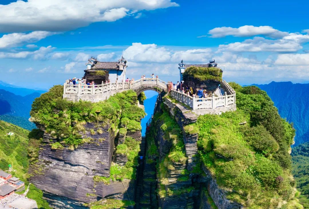 黔韵山水・苗寨夜色・世界高桥 —打卡全景贵州真纯玩双飞6日游！【4月20号发班】报名费：65岁以下3999元/人，65岁以上3499元/人！黄果树瀑布|荔波大小七孔|西江千户苗寨|梵净山|花江峡谷特大桥|夜郎洞|镇远古镇|青岩古镇6日游。