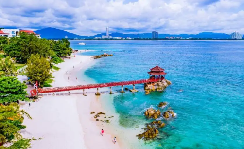 散拼天天发班！【初遇三亚】5天4晚标准版·18-65岁1400元/人，18岁以下/65岁以上1500元/人！蜈支洲岛+亚龙湾沙滩+天涯海角+南山海上观音+亚龙湾森林公园，多重玩法，给你不一样的旅游体验！