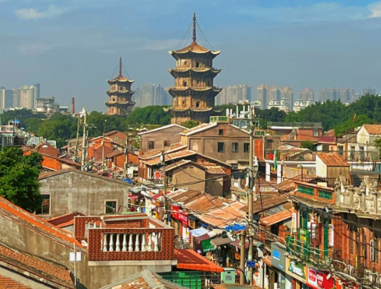 与您相约泉州跨年，簪花围拍照，关岳庙祈福！【12月31号发班】 3299元/人，泉州-漳州纯玩双飞6日游！泉州开元寺.西街.清净寺.德济门.天后宫.梧林古村落.洛伽寺.蟳蜅渔村.崇武古城.漳州云水谣！