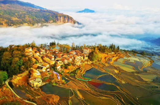 奔赴滇南，从罗平峰林到抚仙湖畔，从建水古城到梯田，把山水人文的惊艳，全揽进这趟旅程里！【年初二：春节班2月18号发班】4899元/人！昆明罗平弥勒元阳建水双飞6日游！滇池大坝-金鸡峰丛-九龙瀑布群-弥勒东风韵旅游小镇-碧色寨景区-老虎嘴梯田-朱家花园-建水古城-抚仙湖-斗南花市！